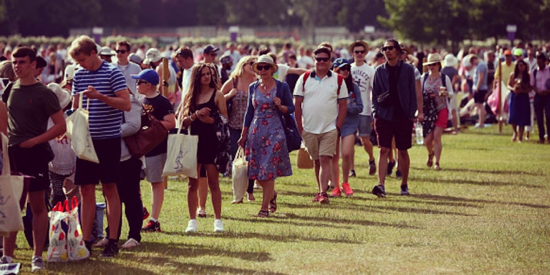 people-queue-for-wimbledon-tickets