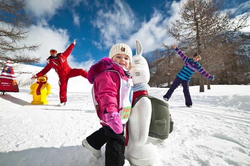 a-young-girl-having-fun-in-the-snow-with-her-family-in-val-cenis-vanoise-in-france