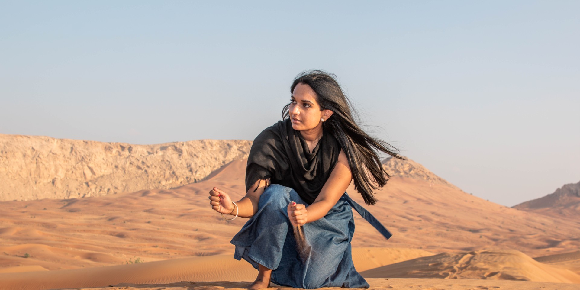 beautiful-girl-in-the-desert-oman