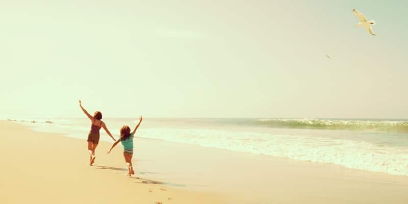 kids-running-on-bermuda-beach