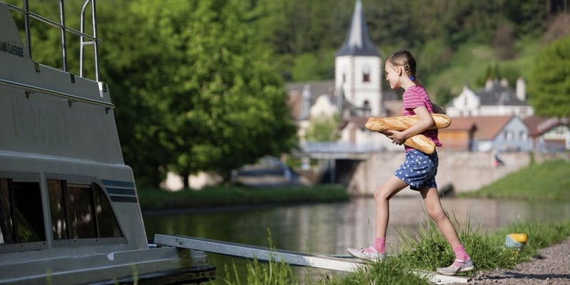 Alsace_Holger-Leue_Lutzelbourg_girl-with-french-loaf-le-boat