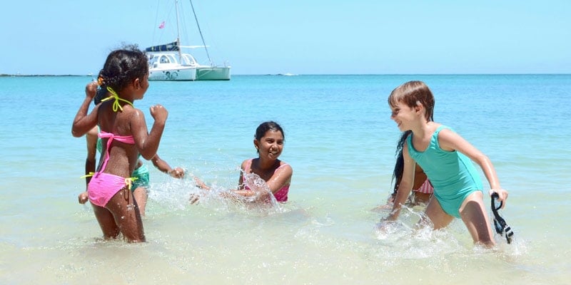 kids-play-in-sea-mauritius