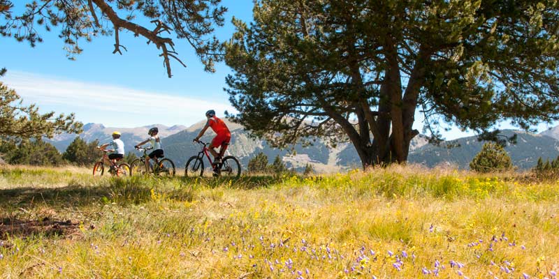 family-cycling-in-andorra