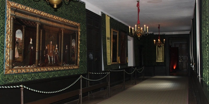 haunted-gallery-hampton-court-palace-london