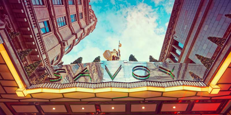 svaoy-hotel-london-exterior-sign