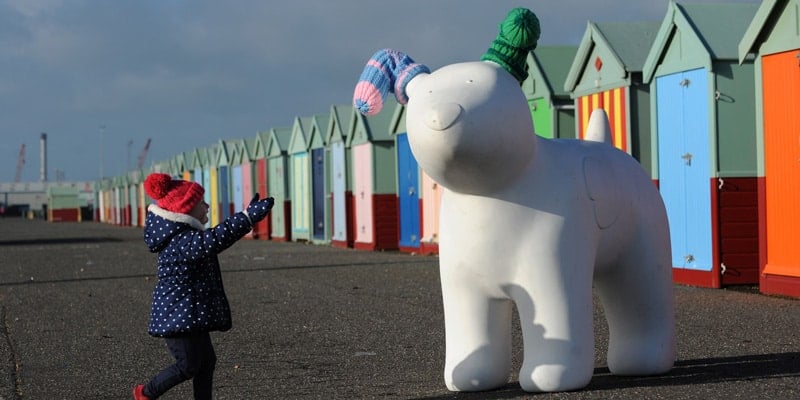 Snowdogs-by-the-Sea_Brighton-&-Hove-Autumn-2016_Snowdog-Meets-Little-Girl-(c)-Vervate-Photography