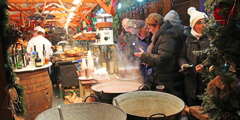 budapest-christmas-market-shoppers-try-mulled-wine