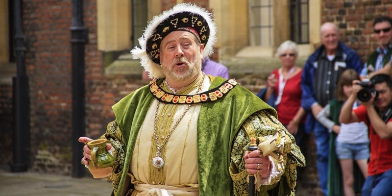 guard-dressed-as-henry-eighth-hampton-court-palace