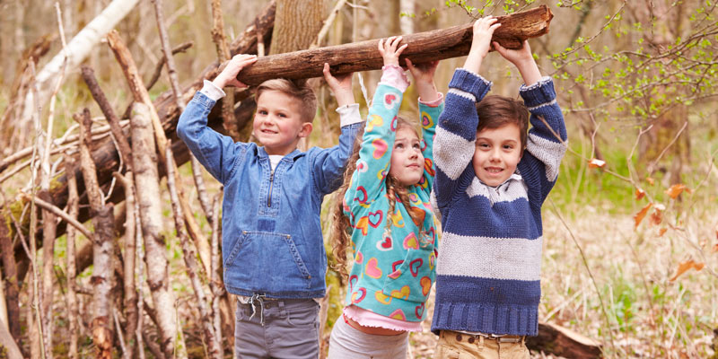 kids-building-den-in-the-wood