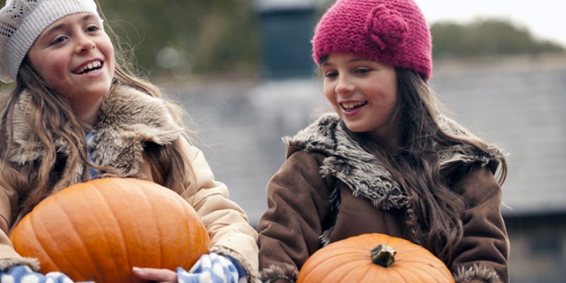 little-girls-with-pumpkins