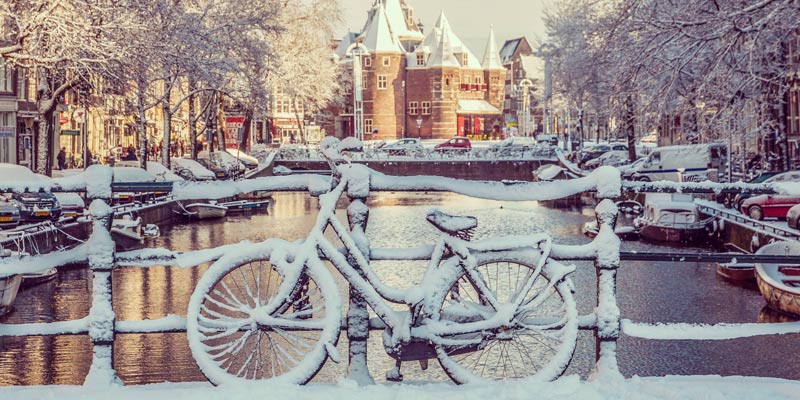 amsterdam-bike-and-canal-in-the-snow