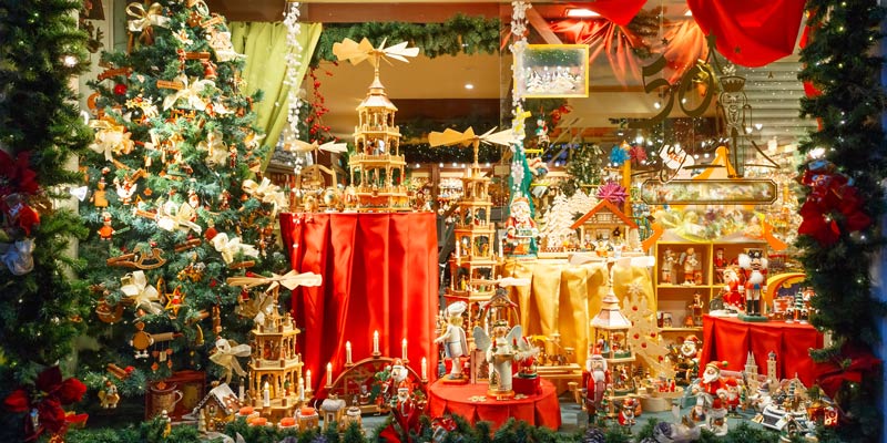 christmas-shop-window-bruges-belgium