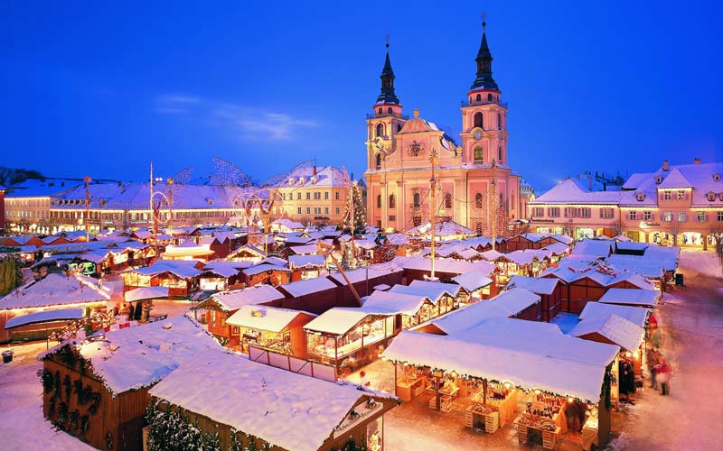 german-christmas-market-in-snow
