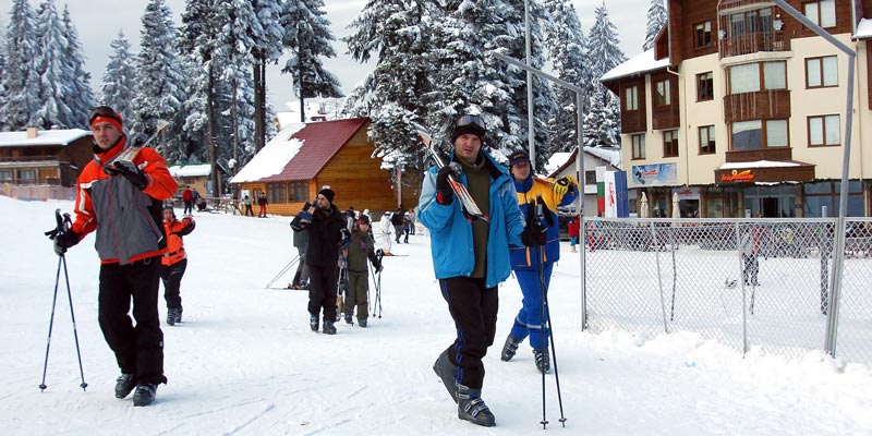 skiiers-in-snow-at-borovets-bulgaria