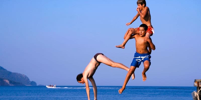 turkey-kids-jumping-in-the-water