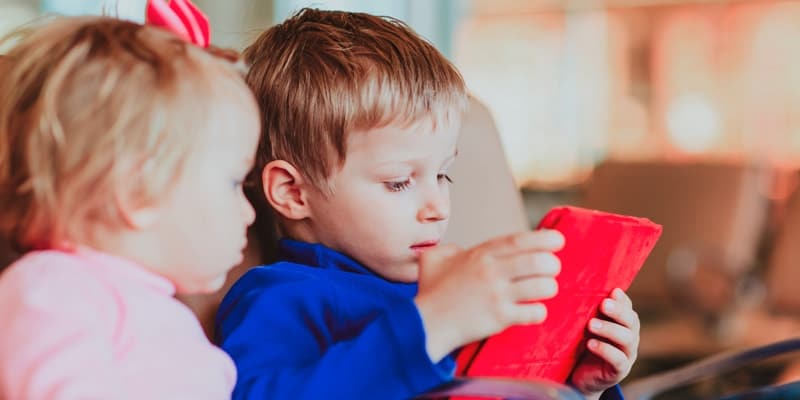 kids-playing-with-ipad-airport