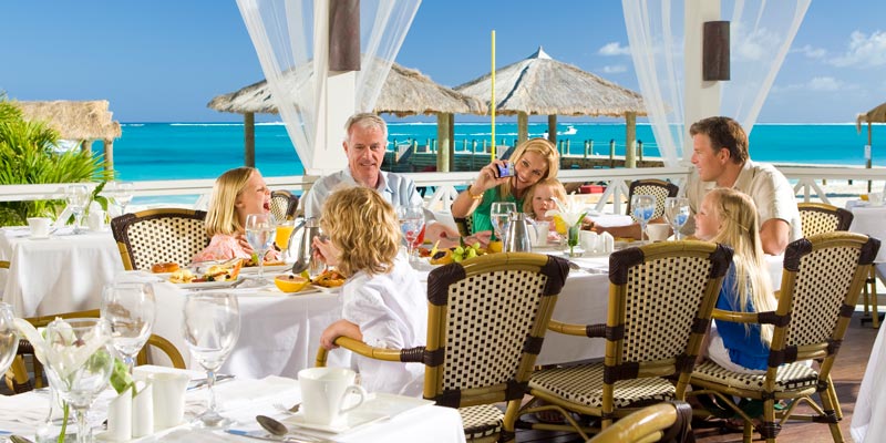 Lifestyle-Family-Dining-at-beaches-resort-in-caribbean
