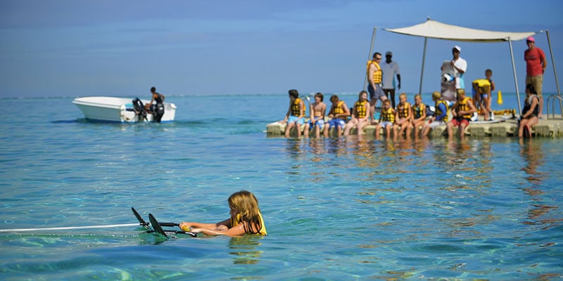 Destinology-girl-water-skiing