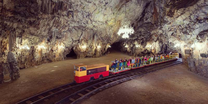 Dec_Slovenia-Tourism_Train_Postojna-Cave