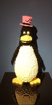 lego-art-of-the-brick-penguin