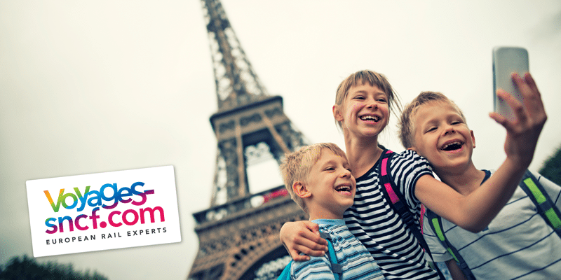 Children-selfie-at-Eiffel-Tower---Imgorthand