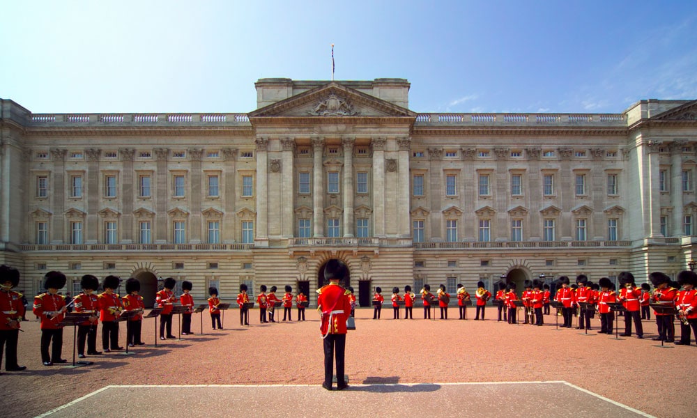 changing of the guard buckingham palace