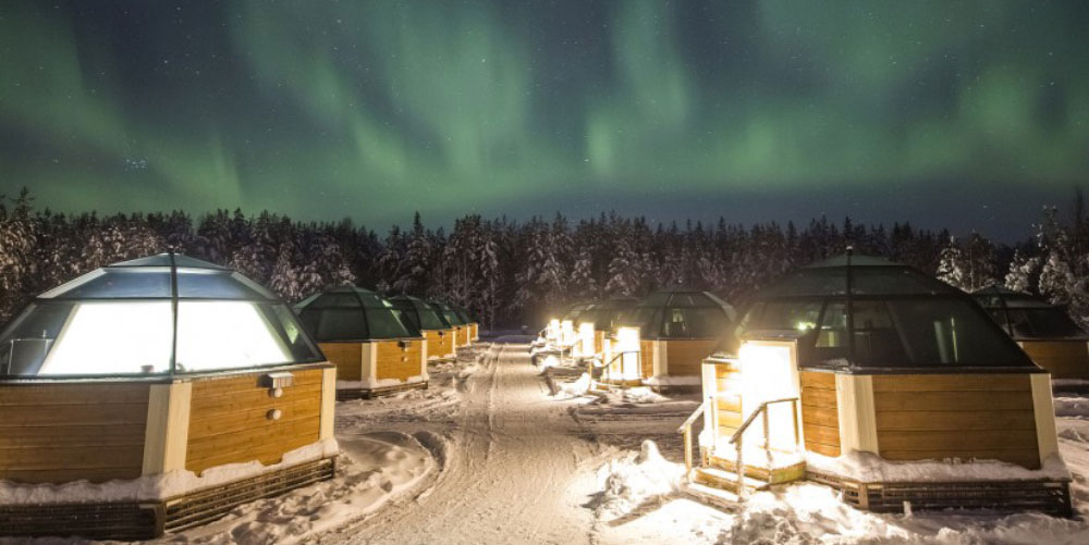 Arctic snowhotel and glass igloos northern-lights-and-the-arctic-glass-igloos-in-rovaniemi-in-finnisn-lapland-825x559