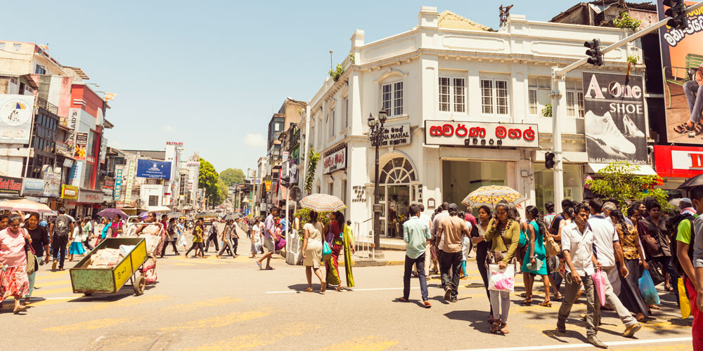 busy-street-centre-of-kandy