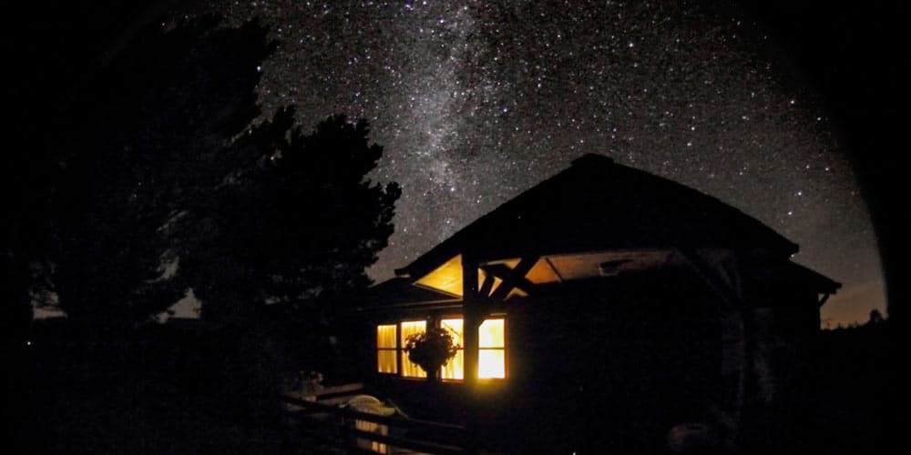 astro-adventures-Lodge-at-night