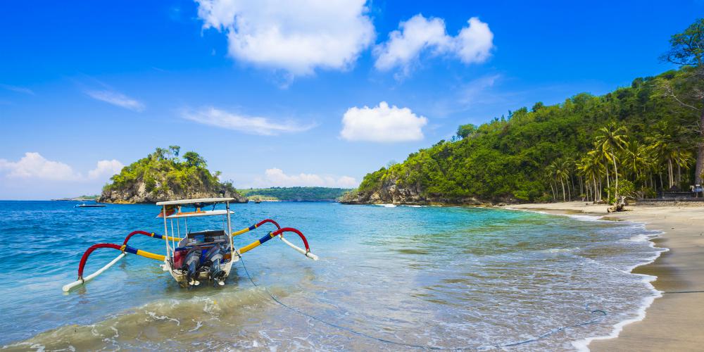 nusa-lembungen-beach-with-boat