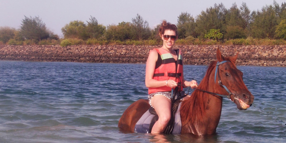 swim-with-horses-go-voyagin-bali
