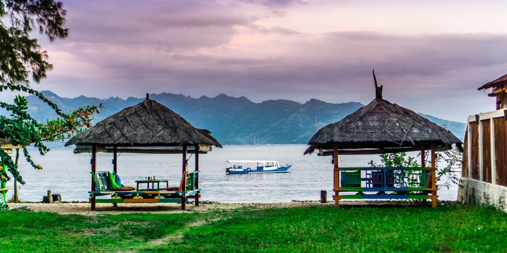 thatched-huts-by-sea-gili-air-indonesia