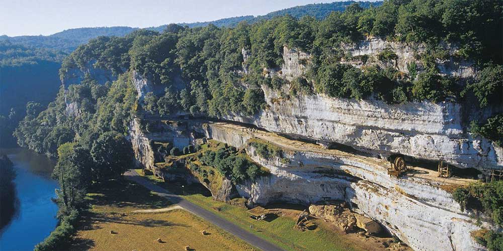 roque-sainte-christophe-cave-dwellings-overlooking-river-spring-holidays-in-france-2022