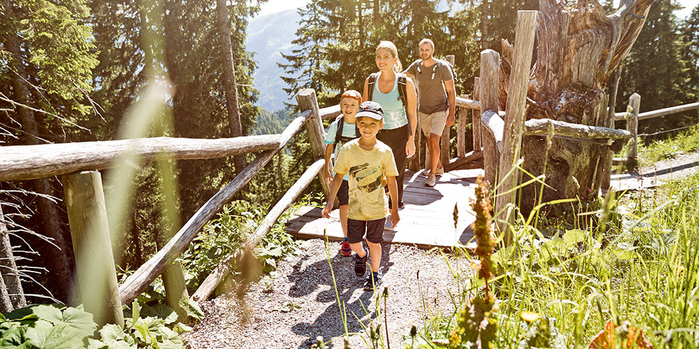 family-trekking-lichtenstein-gorge