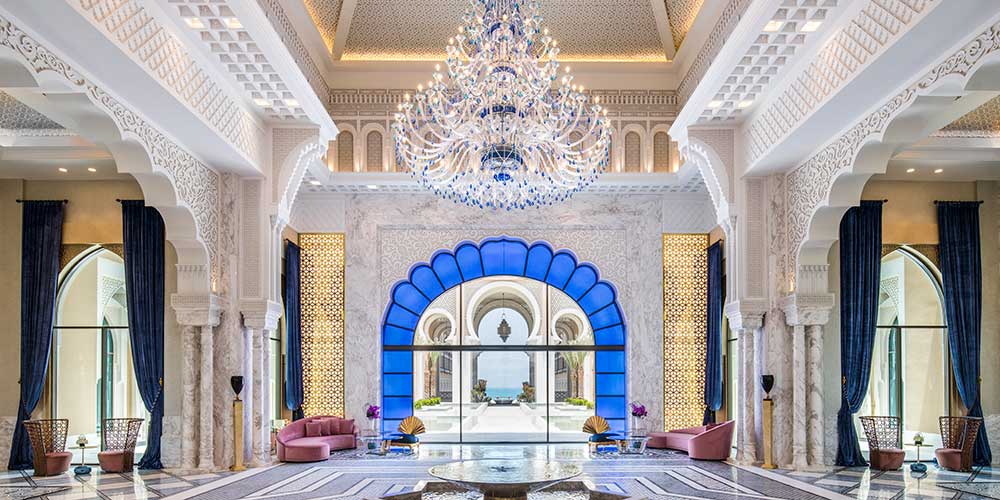 reception-with-chandelier-rixos-saadiyat-island-abu-dhabi-hotel-for-family-holidays