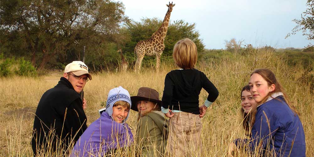 south-africa-safari-kids-watching-giraffe