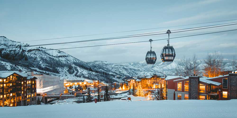 cable-cars-over-luxury-ski-resort-colorado