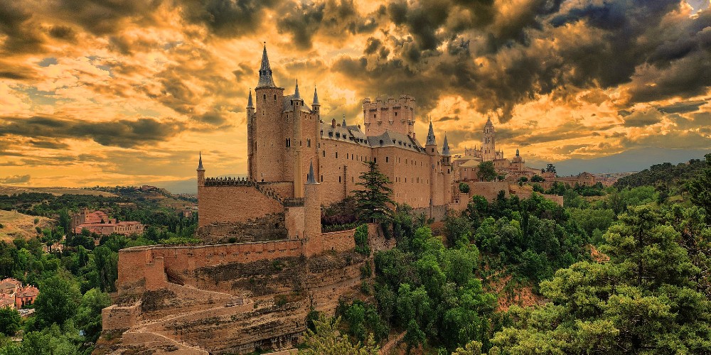 alcazar-de-segovia-palace-under-dramatic-cloudy-sky-12-wonders-of-spain-family-traveller-guide-2022 