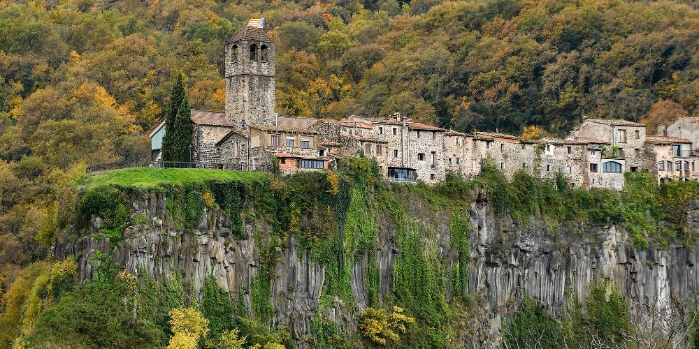 autumn-view-of-clifftop-castellfollit-de-la-roca-medieval-village-catalonia-12-wonders-of-spain-near-girona 