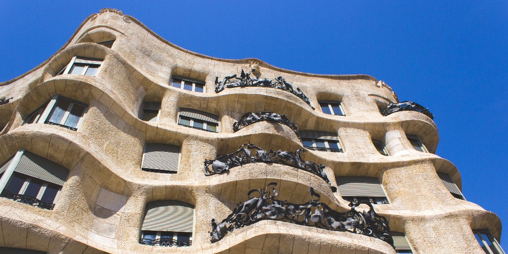 casa-mila-gaudi-modernist-apartments-barcelona-come-to-catalonia 