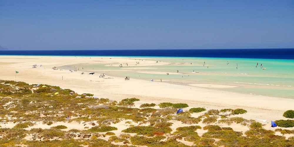 huge-windswept-beach-with-blue-seas-golden-sands-fuerteventura-spain