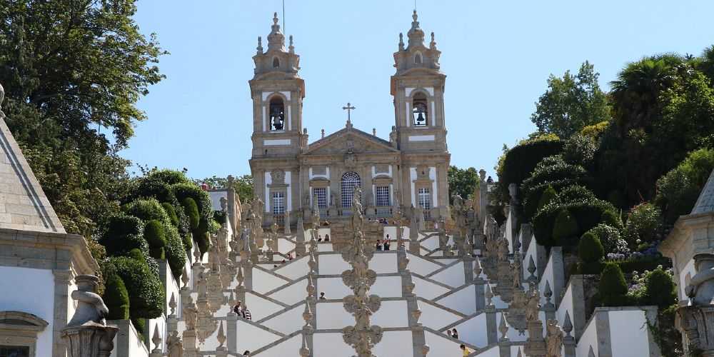 zig-zag-staircase-to-bom-jesus-du-monte-basilica-braga-sunny-day