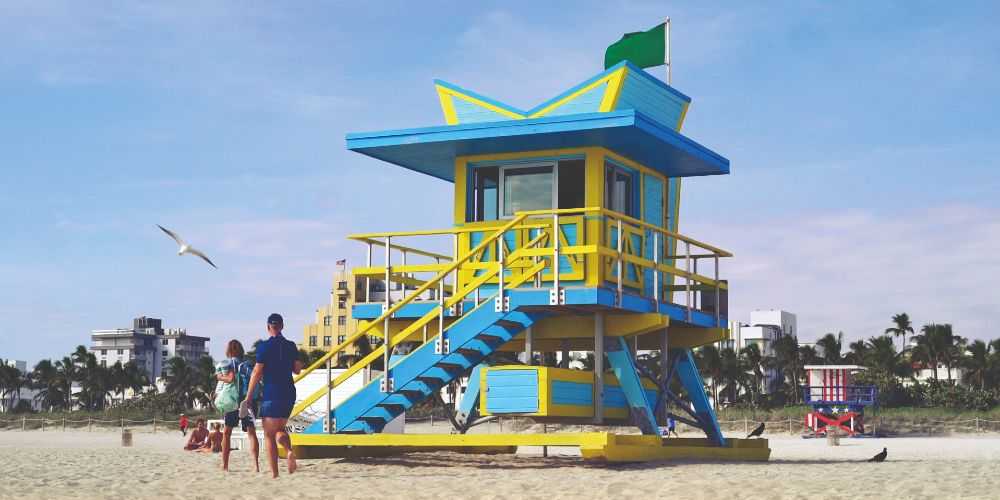 blue-and-yellow-lifeguard-station-miami-beach
