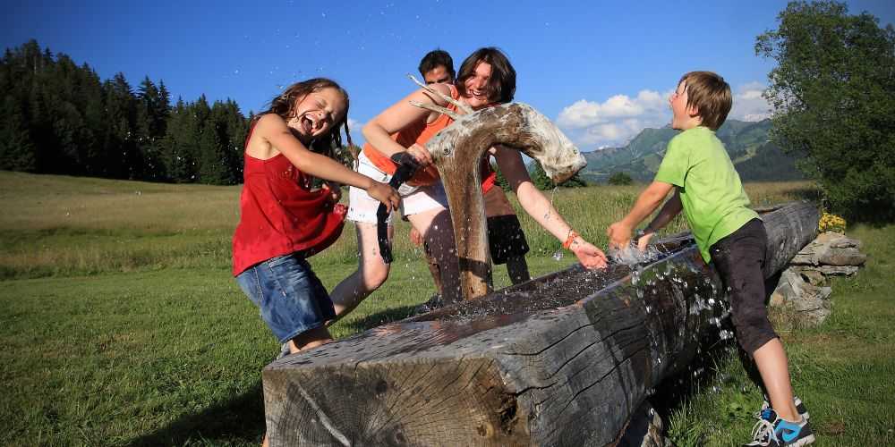 playing-with-water-kids-french-alps