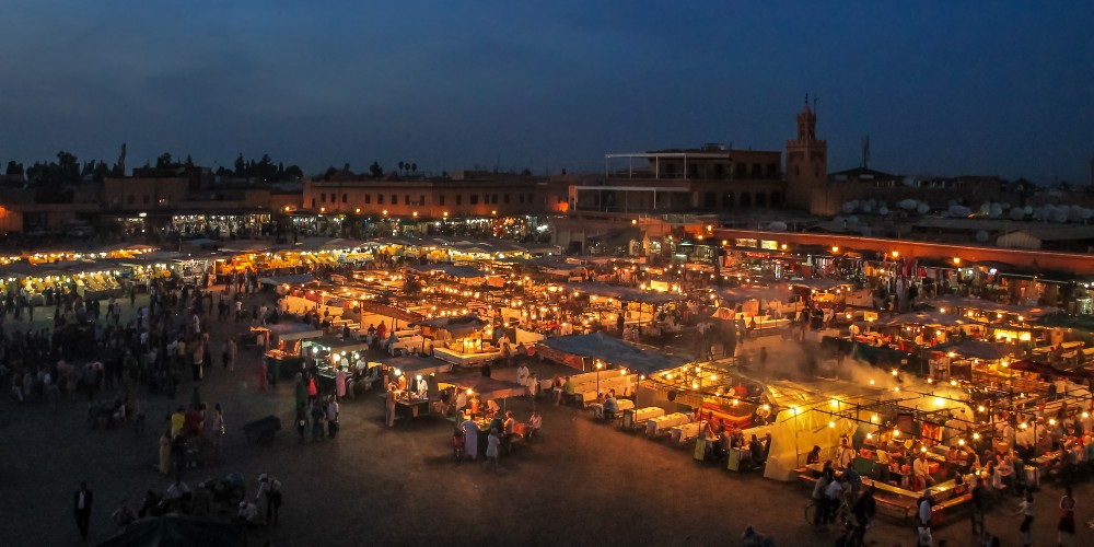 jemaa-el-fnaa-square-at-evening-morroco-with-kids