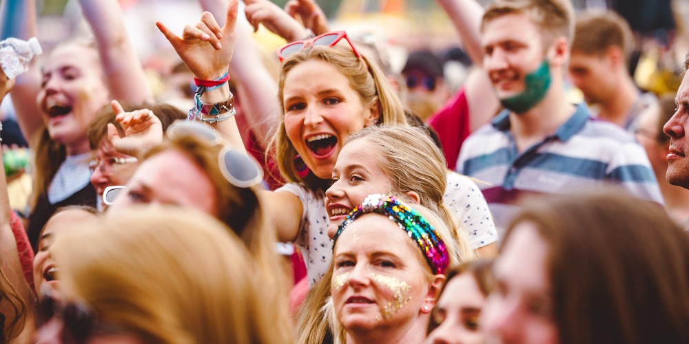 woman-in-crowd-isle-of-wight-festival-2021-james-bridle-festival-photography-2021