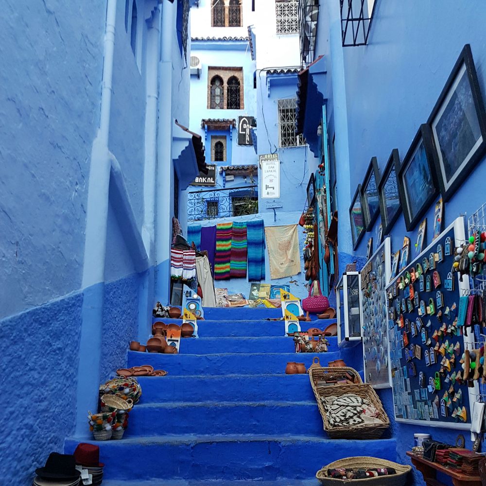 chefchaouen-family-autumn-sun-break-morocco