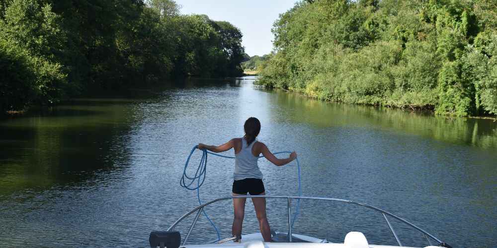 Casting ashore Le Boat UK family boating holidays River Thames summer