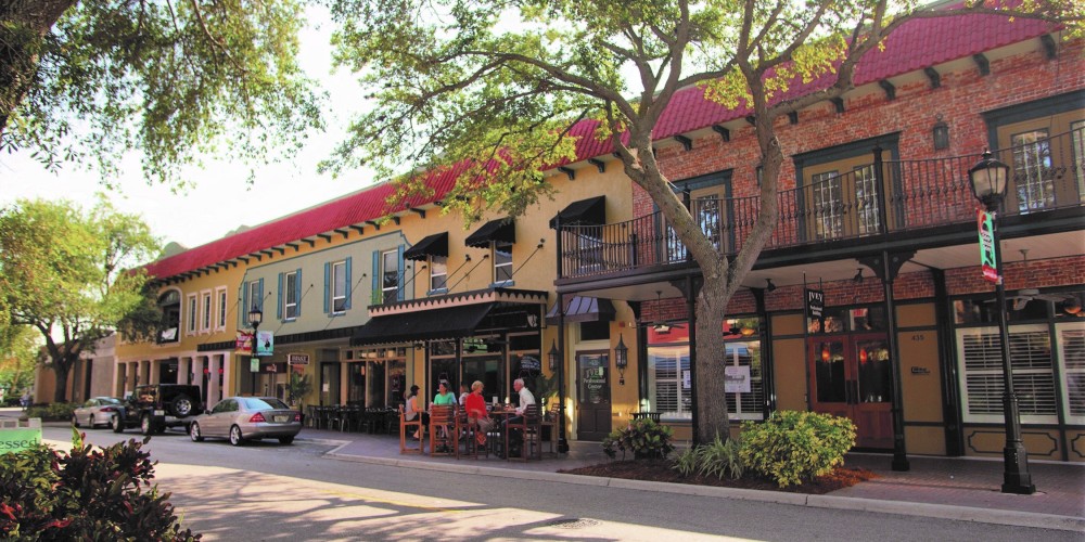 Bradenton-Downtown-street-scene-west-Florida-family-holiday