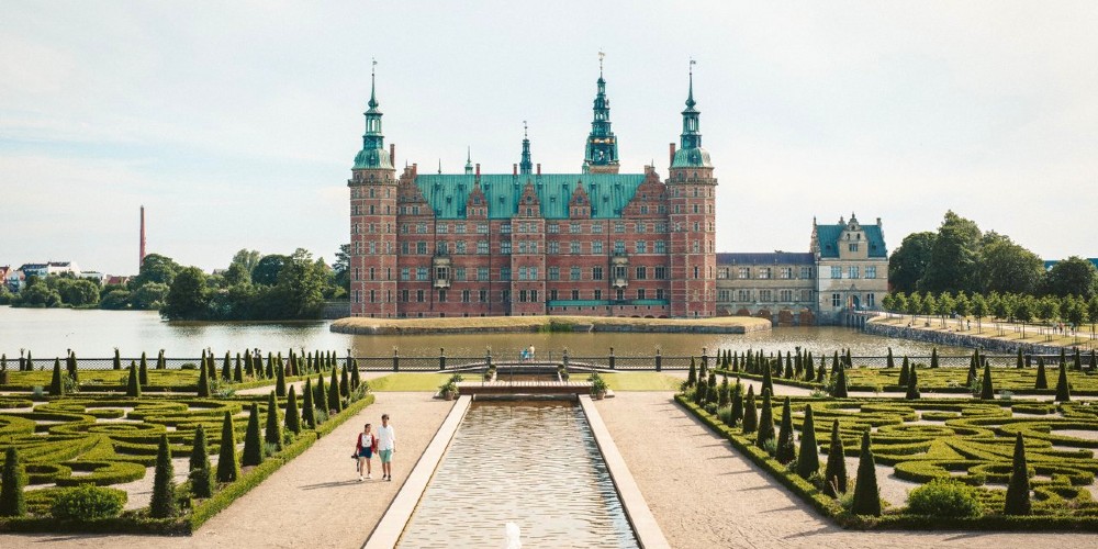 summer-day-exterior-frederiksborg-castle-and-gardens-north-zealand-denmark